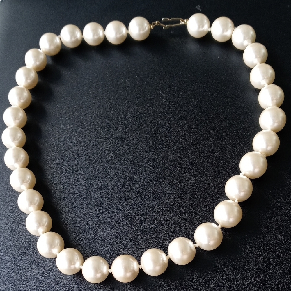 Elegant Ivory Knotted Pearl Necklace with Iridescent Glow Vintage Pearls